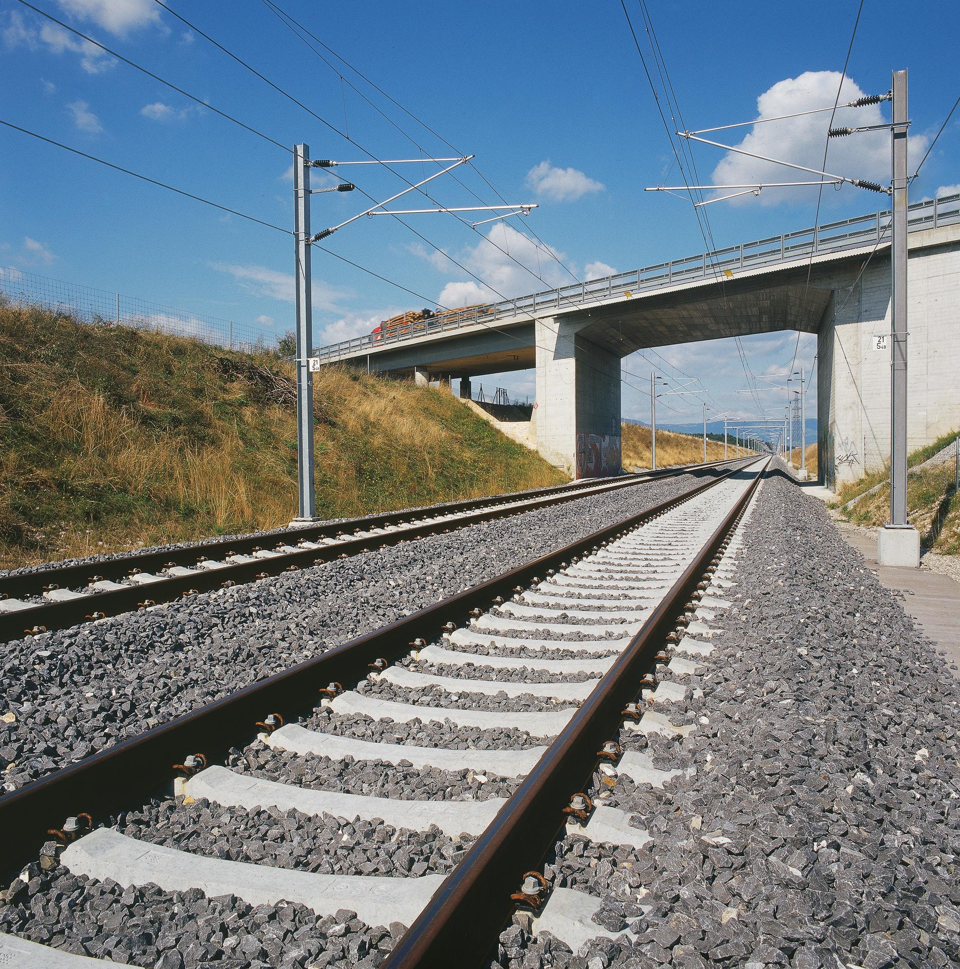 Schotteroberbau mit Brücke im Hintergrund