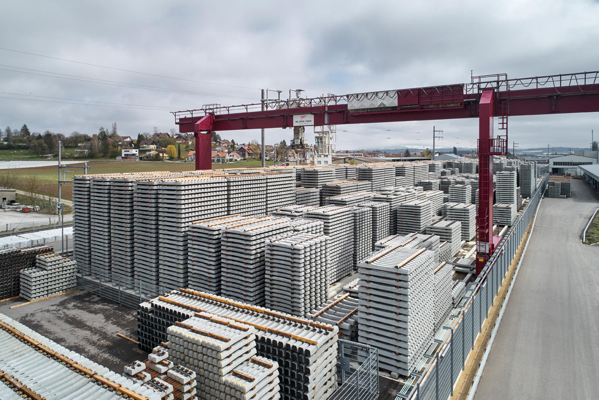 Schwellenlager mit Portalkran